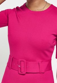 Fuchsia Kleid mit kurzen Ärmeln, Rundhalsausschnitt und einem breiten Gürtel mit rechteckiger Schnalle. Glattes Material mit taillierter Silhouette.