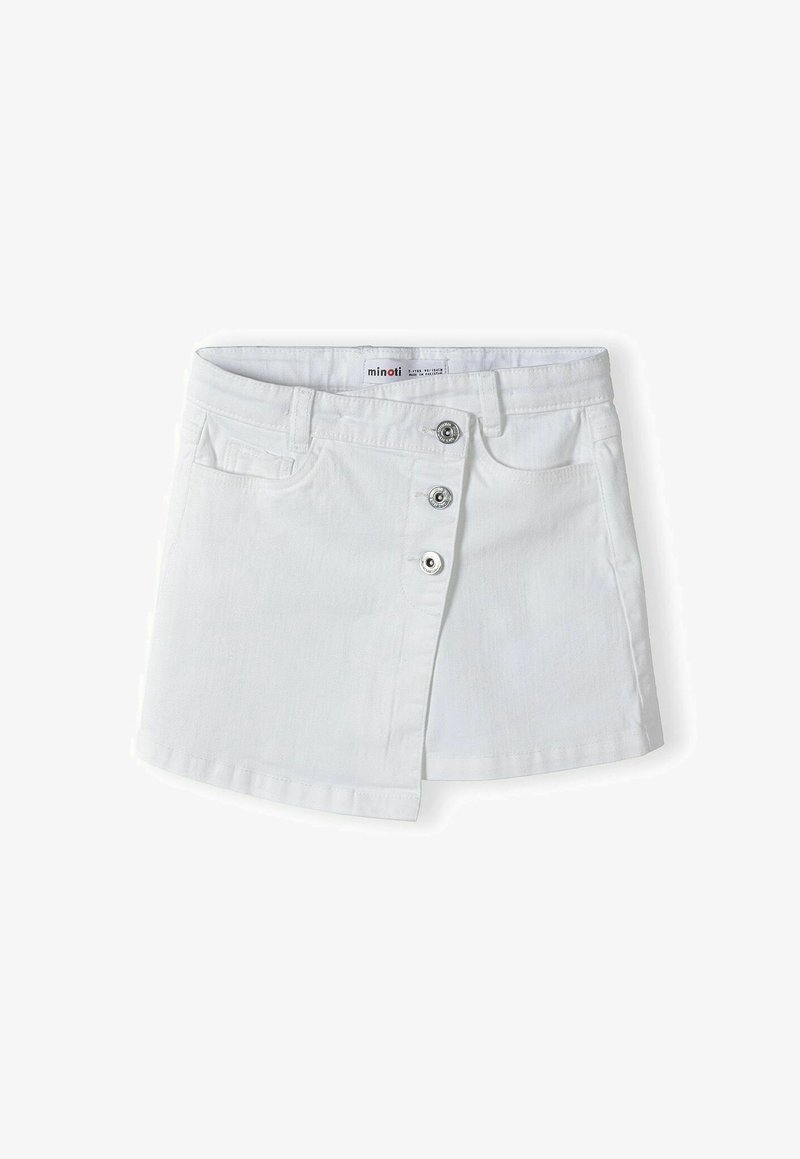 Jupe en denim blanc avec une coupe ajustée, dotée d'une fermeture à bouton à l'avant, de deux poches et d'une ourlet droit avec des bords légèrement effilochés.
