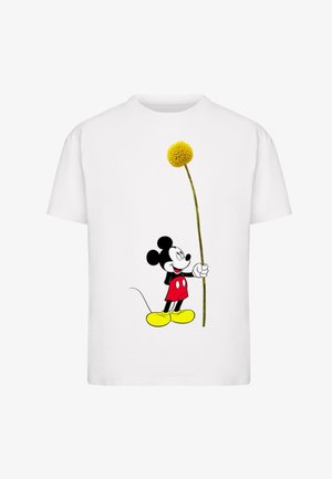 T-shirt bianco in cotone decorato con un topo dei cartoni animati che tiene un alto fiore giallo, con pantaloni corti rossi brillanti e scarpe gialle, dettagli neri.