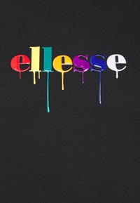 Tessuto nero con il nome del marchio "ellesse" in lettere multicolori (rosso, giallo, verde, viola) con gocce di vernice come accenti.