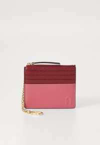 Portafoglio in pelle rosso e rosa con sei scomparti per carte, comparto con zip e catena dorata. Presenta il logo impresso sul davanti. Texture liscia.