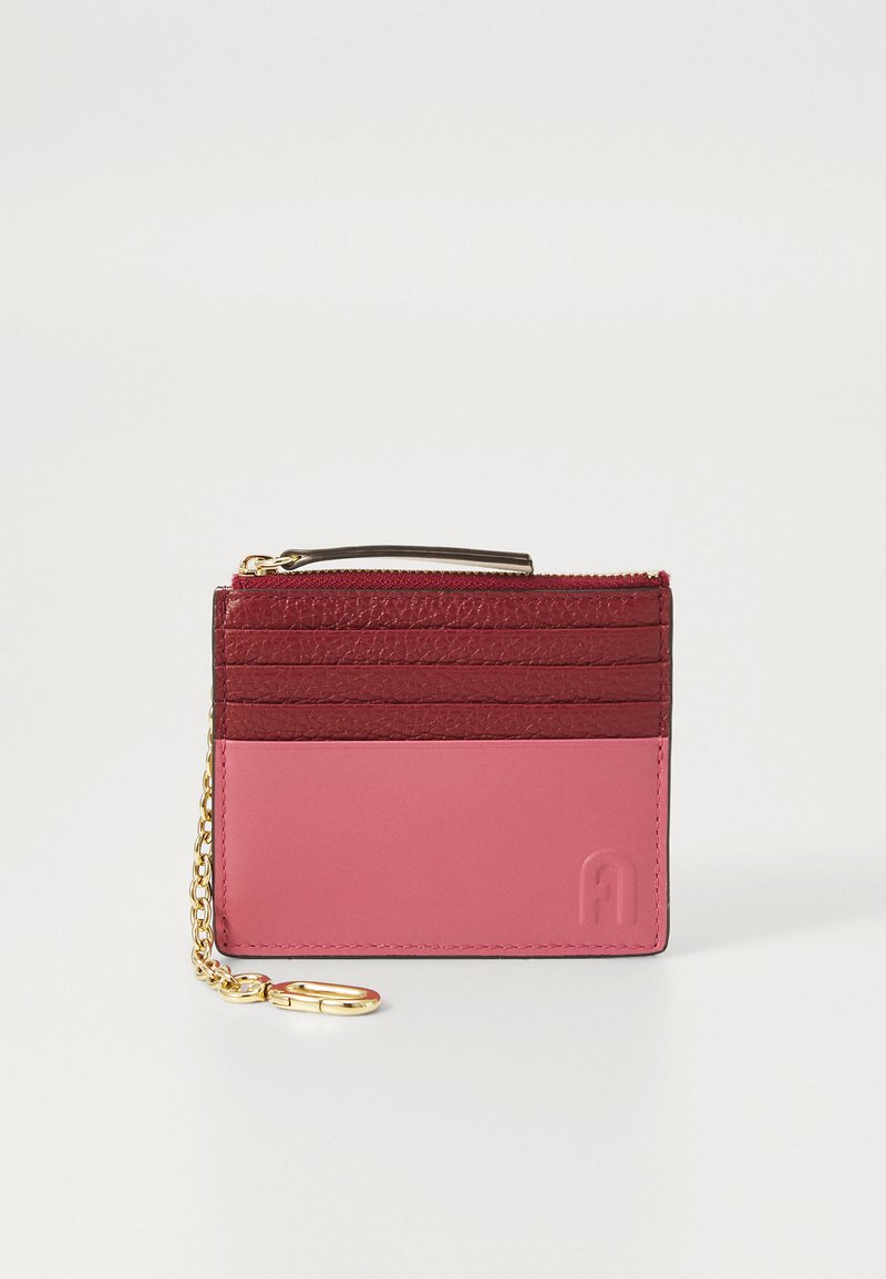 Portafoglio in pelle rosso e rosa con sei scomparti per carte, comparto con zip e catena dorata. Presenta il logo impresso sul davanti. Texture liscia.