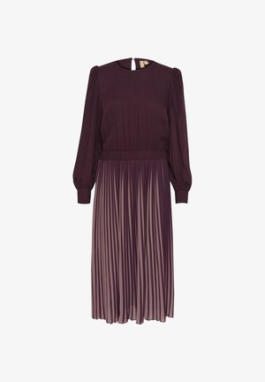 Plum obleka z dolgimi naborki rukavi, naborkano krilo in poudarjenim pasom. Ima odprtino s ključavnico na hrbtu in mehak tekstil.