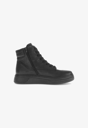 Schwarze Mid-Top-Stiefel mit einem strukturierten Lederoberteil, Schnürung vorne und seitlichem Reißverschluss. Gummisohle mit gerippten Details.