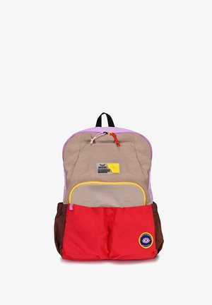 Multifarebný batoh s ružovými, béžovými, červenými a hnedými časťami. Obsahuje predné vrecko, sťahovacie šnúrky a žltú dizajnovú náplasť.