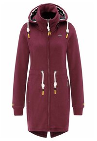 Chaqueta con cremallera color granate, con cuello alto y capucha, que incluye cordones blancos con detalles amarillos y dos bolsillos delanteros. Textura de tela lisa.