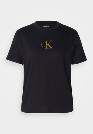 Tricou negru cu mânecă scurtă, cu logo "cK" strălucitor auriu în centru pe piept, guler rotund și etichetă "Calvin Klein Jeans" în interiorul gulerului.