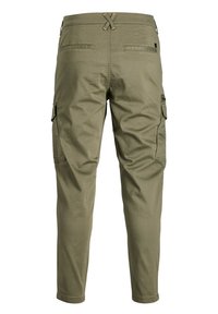 Olivgrön cargobyxor med bakfickor, sidofickor med klaff och dra åt snörning i midjan, visade bakifrån.