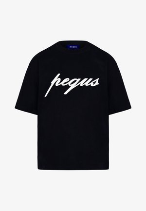 Czarny bawełniany t-shirt z krótkim rękawem, z białym, kursywnym logo "pegus" na przodzie. Żebrowany okrągły dekolt.