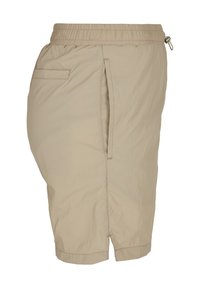 Short beige longueur genoux avec taille élastique, fente latérale et poche passepoilée arrière, en tissu léger.