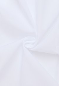 Biała tkanina tkana, charakteryzująca się gładką fakturą i subtelny połyskiem, ułożona w spiralny wzór.