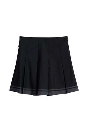 Czarna spódnica plisowana z dwoma poziomymi szarymi paskami wzdłuż dołu, z gładkim pasem w talii i subtelnymi detalami po bokach.