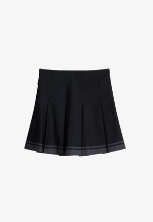 Czarna spódnica plisowana z dwoma poziomymi szarymi paskami wzdłuż dołu, z gładkim pasem w talii i subtelnymi detalami po bokach.