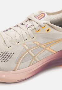 ASICS GEL-KAYANO 31 - Road running shoes - oatmeal/pearl pink