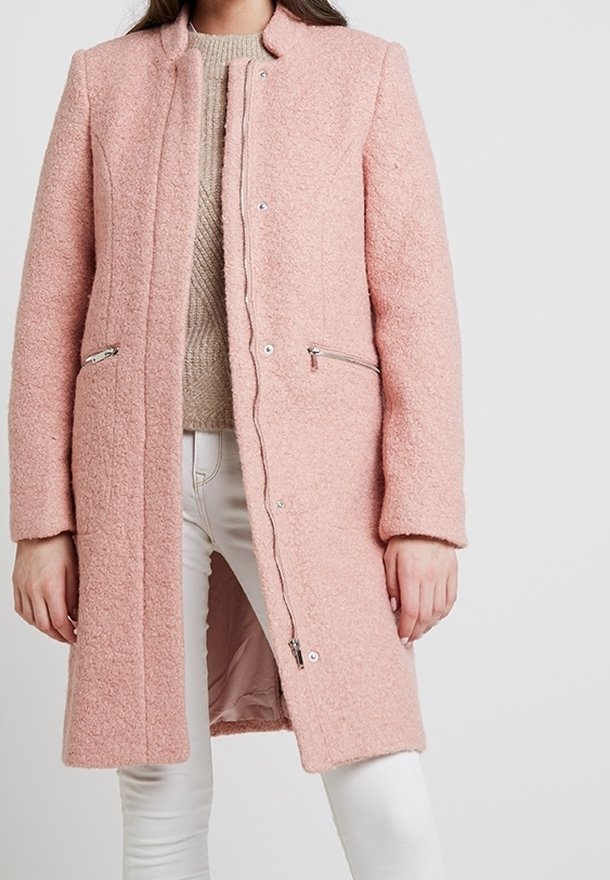 Abrigo de mezcla de lana en color rosa, con un diseño estructurado y recto, que presenta un cuello alto, botones a presión y bolsillos laterales con cremallera. Acabado texturizado.