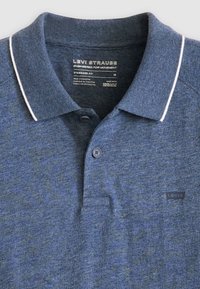 Sinine polo särk tekstureeritud kangast, valged krae aktsendid, kaks nööpi kaelas ja väike Levi'si logo rinnal.