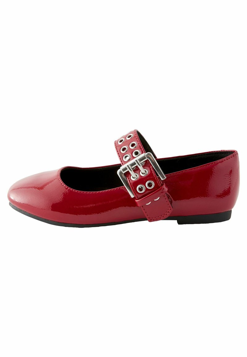 Rote lacklederne Mary Jane Ballerinaschuh mit runder Zehe, verstellbarem Riemen und silberner Schnalle mit Ösen. Flache Sohle für zusätzlichen Komfort.