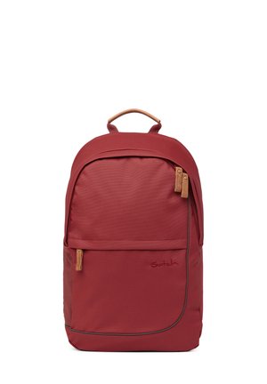 Roter Rucksack mit Vordertasche, braunen Leder-Reißverschlusslaschen, seitlicher Netzseitentasche und Tragegriff oben, vor weißem Hintergrund gezeigt.