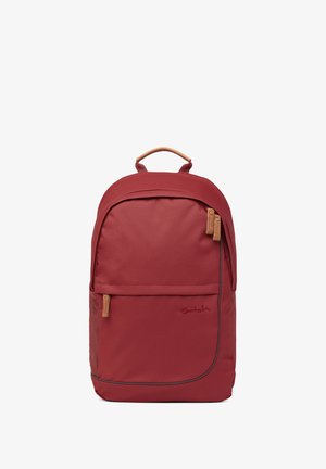 Roter Rucksack mit Vordertasche, braunen Leder-Reißverschlusslaschen, seitlicher Netzseitentasche und Tragegriff oben, vor weißem Hintergrund gezeigt.