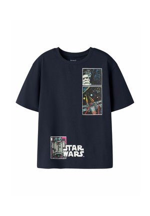 Marineblå Star Wars t-skjorte med grafiske paneler av Darth Vader, en stormtrooper, romkamp og R2-D2 med Star Wars-logo.