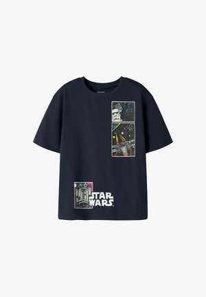 Marineblå Star Wars t-skjorte med grafiske paneler av Darth Vader, en stormtrooper, romkamp og R2-D2 med Star Wars-logo.