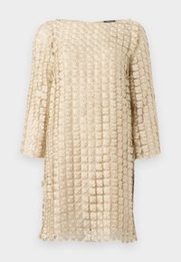 Beige klänning med blommönster, tillverkad av texturerad tyg, med lös passform, trekvartslånga ärmar och rak nederkant.