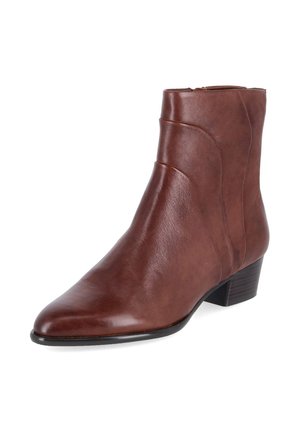 Brauner Leder-Stiefel mit spitzer Zehe und niedrigem gestapeltem Absatz, auf weißem Hintergrund abgebildet.