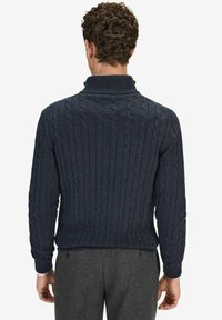 Marinblå kabelstickad tröja med hög krage och ribbade ärmmuddar, som har ett strukturerat stickat mönster och en figursydd midja.