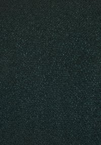 Schwarzer Stoff mit einem Fischgrätenmuster, das einen subtilen Glanz und eine feine Textur aufweist, mit Hints von petrolfarbenen Sprenkeln durchzogen.