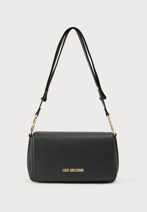 Melnas ādas rokassoma ar fakturētu virsmu, zelta toņa metāla detaļām un garu regulējamu siksnu. Aprīkota ar atloku un reljefā iegravētu logotipu.