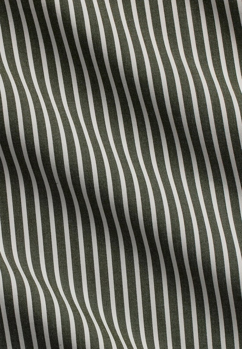 Tissu à rayures ondulées alternant vert foncé et blanc, créant un motif texturé. La surface semble lisse et étroitement tissée.