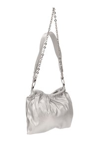 Zilveren leren handtas met een gerimpelde textuur, een kettingriem en een zachte, afgeronde vorm. Minimalistisch ontwerp zonder extra metalen details.