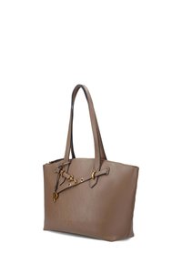 Sac fourre-tout en cuir marron avec deux poignées allongées, accents en métal argenté, fermeture décorative et finition texturée subtile.