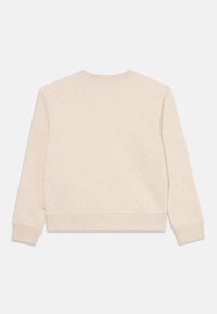 Helles beige Sweatshirt mit langen Ärmeln, rundem Ausschnitt, gerippten Bündchen und Saum sowie einem strukturierten Fleece-Stoff. Verfügt über ein kleines seitliches Etikett.