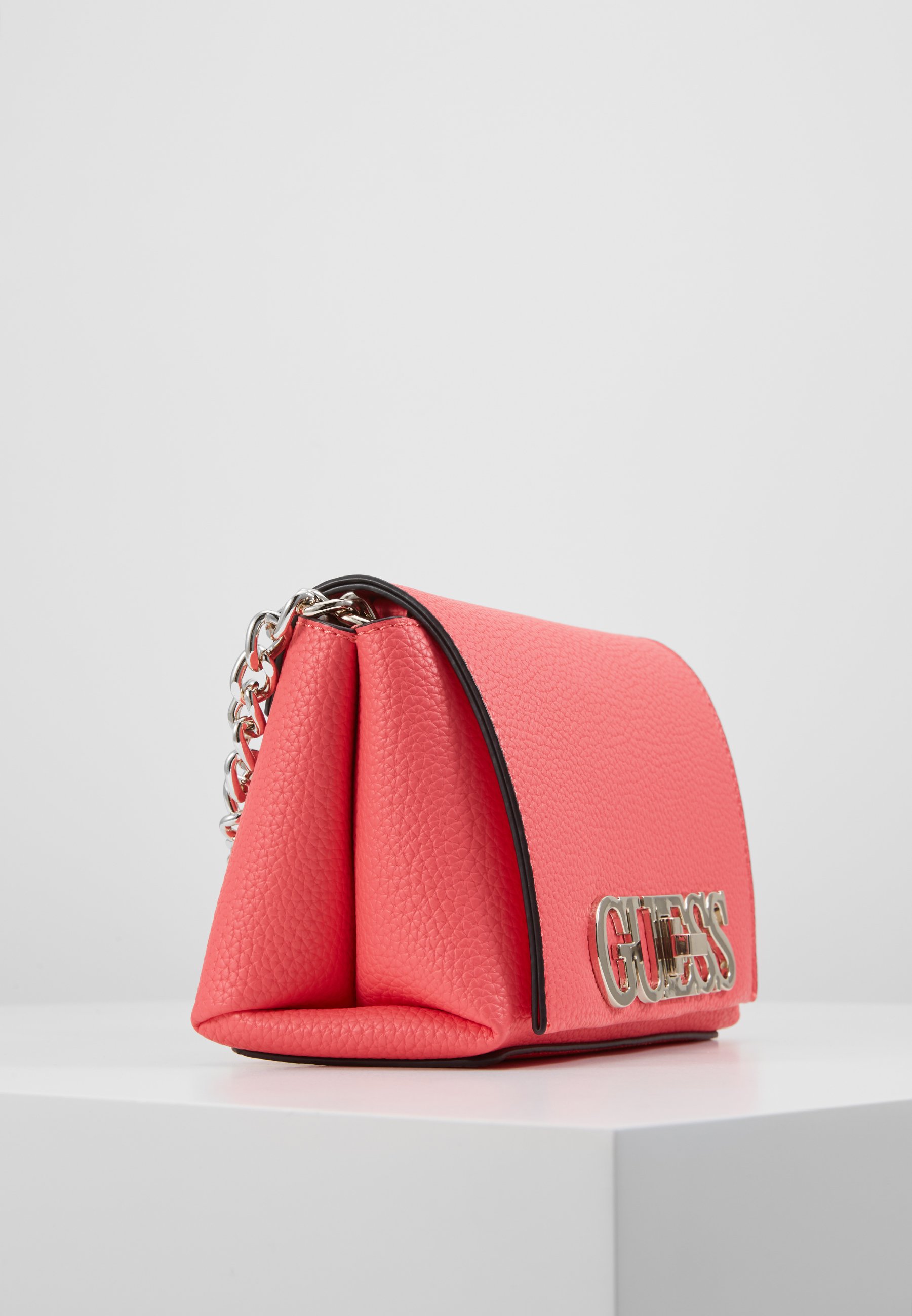 Guess UPTOWN CHIC MINI XBODY FLAP Skulderveske coral Guess UPTOWN CHIC MINI XBODY FLAP Skulderveske coral
