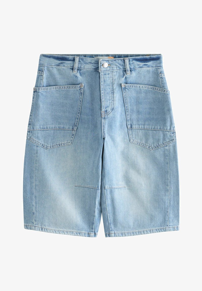 Lyseblå denimshorts med store forlommer med lapper, bæltestropper og knaplukning.