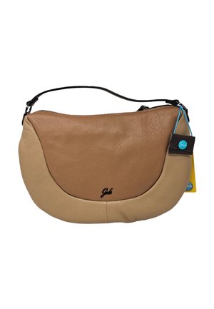 Borsa a tracolla in pelle marrone bicolore con tracolla nera, forma arrotondata e piccolo logo del marchio sul davanti, con etichette nere e gialle attaccate.