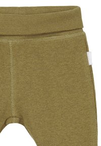 Olijfgroene geribde stretch legging met een zachte tailleband, voorzien van een klein wit label aan de zijkant en nette stiksels.