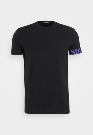T-shirt en coton noir avec col rond, manches courtes et un design graphique violet sur la manche droite. Coupe simple et classique.