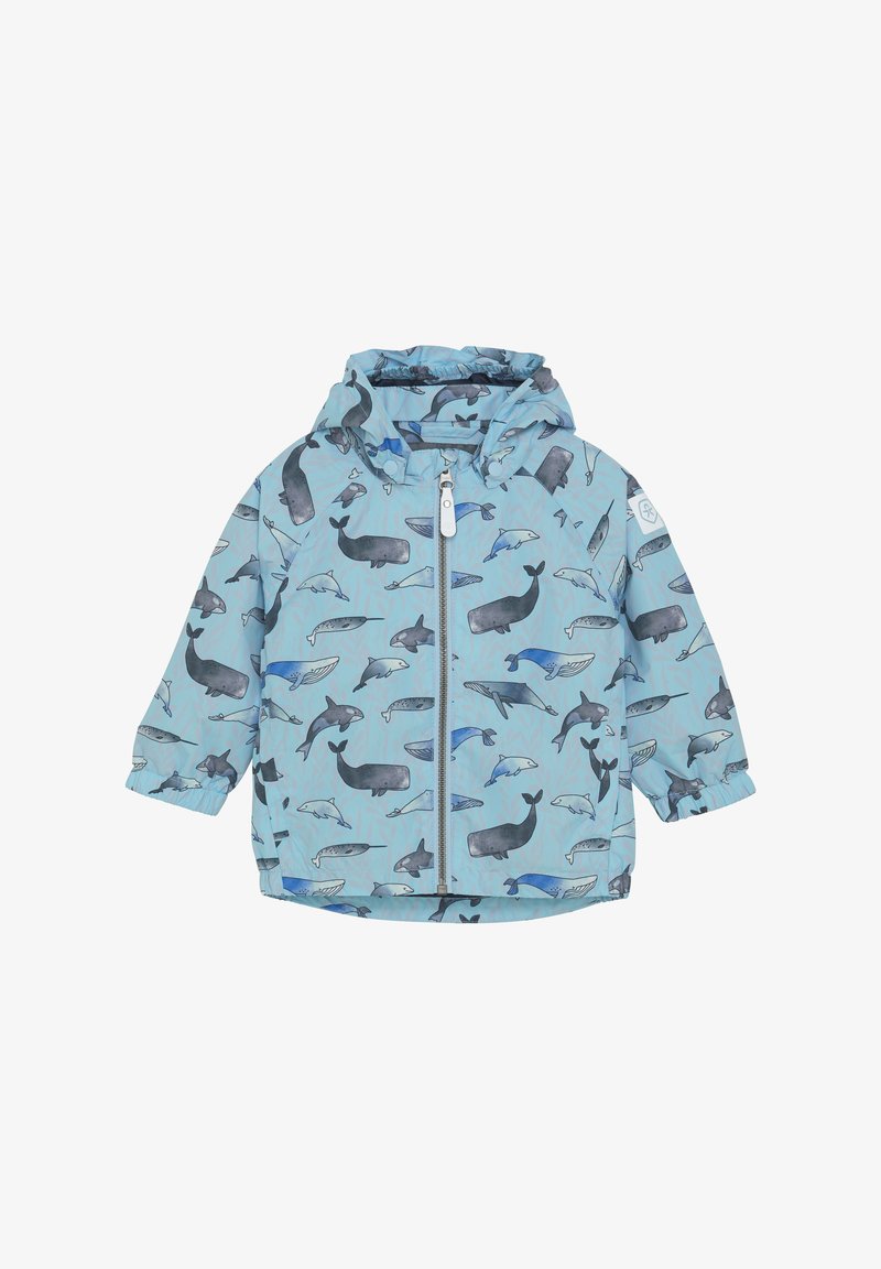 Veste imperméable bleu clair ornée d'un motif illustrant diverses baleines dans des tons de gris et de bleu. Comprend une capuche et une fermeture éclair.