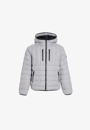 Casaco puffer isolado cinza-claro com capuz, apresentando um fecho na frente, dois bolsos laterais e bolsos no peito com fecho. Acentos e costuras em preto.