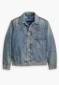 Jachetă din denim albastru deschis cu guler clasic, închidere cu butoane, buzunar pe piept și detalii de cusătură portocalie. Prezintă mâneci lungi și o croială lejeră.