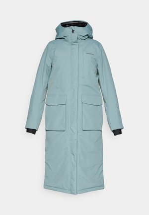 Μακρύ φως μπλε αδιάβροχο παρκά με κουκούλα, μπροστινό φερμουάρ καλυμμένο με πατ áp, δύο μεγάλες μπροστινές τσέπες και μαύρους εσωτερικούς καρπούς.