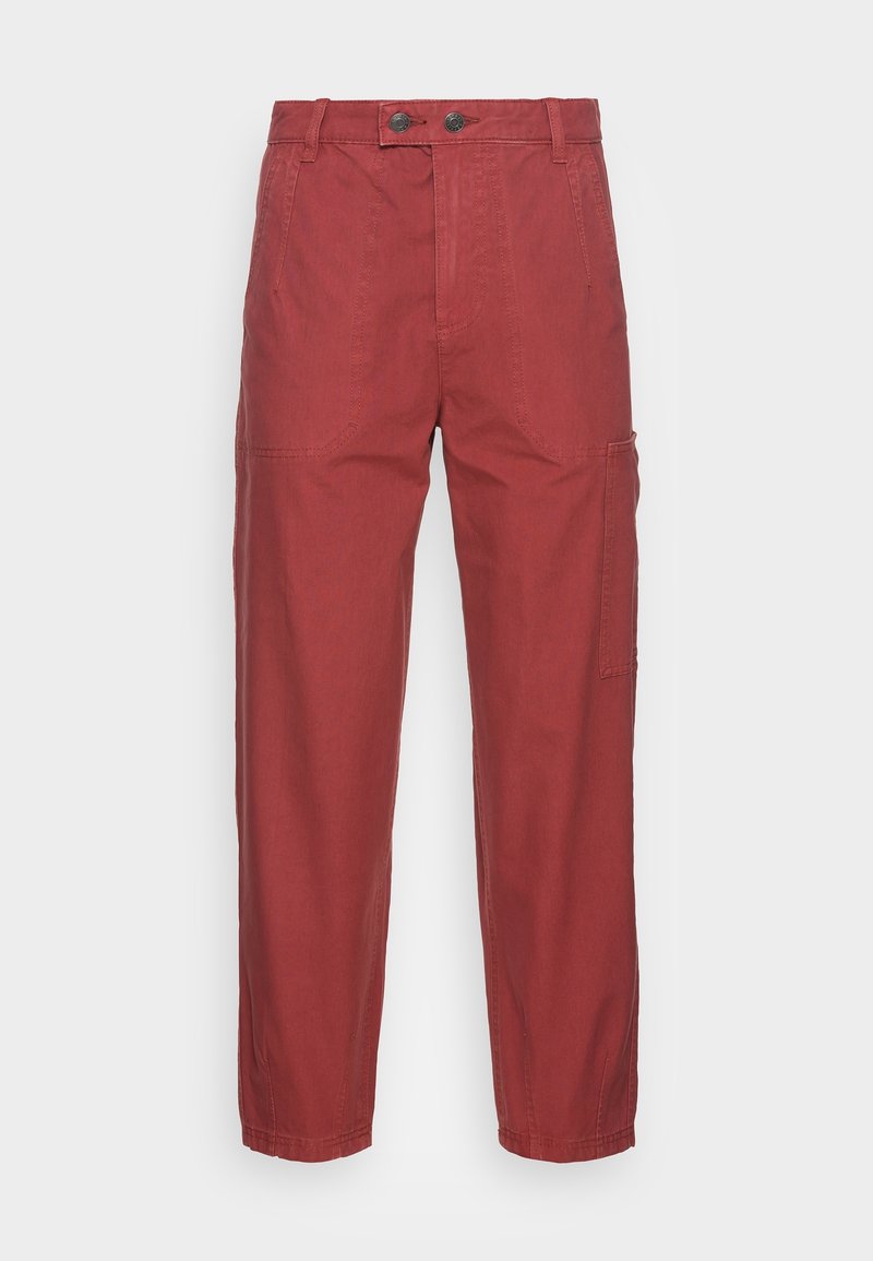 Pantalones cargo de algodón rojos con una cintura alta, dos bolsillos frontales, cierre de botón y un bolsillo en la pierna derecha. Textura suave y diseño de pierna recta.
