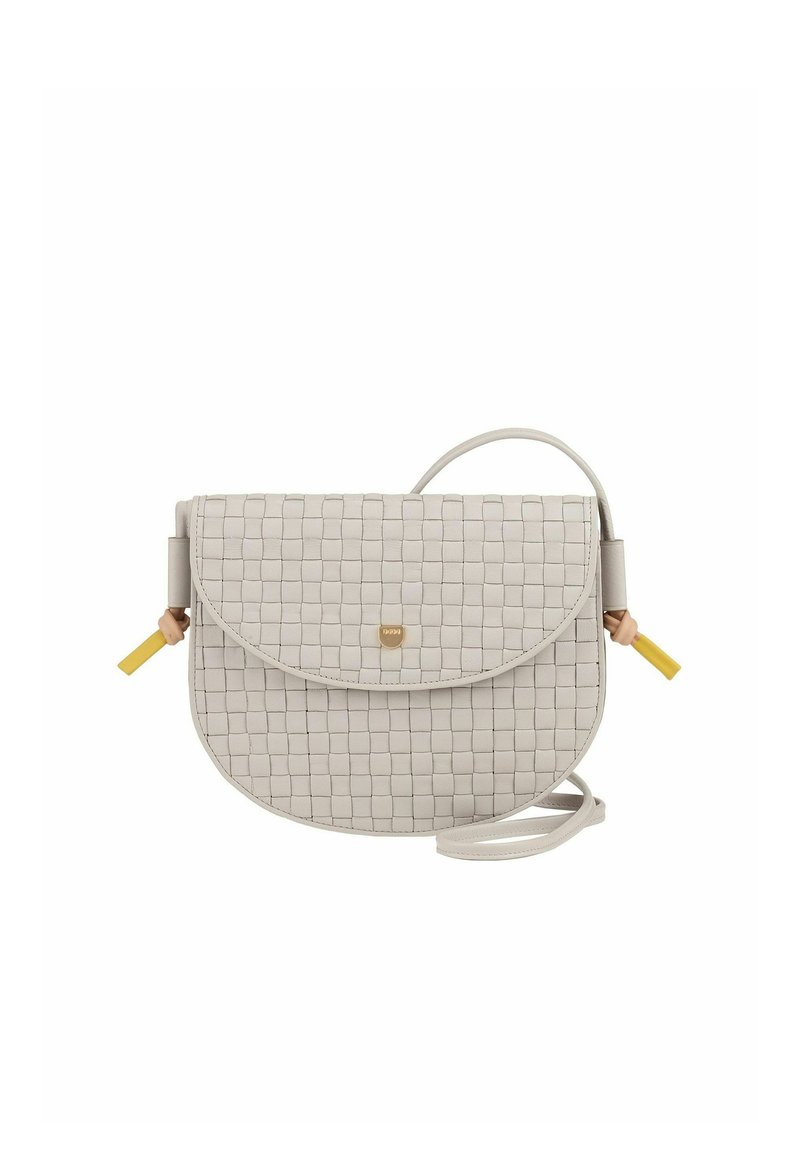 Borsa a tracolla in pelle grigia intrecciata con forma curva, chiusura a patta e accenti gialli sulla tracolla. Presenta dettagli in metallo dorato.