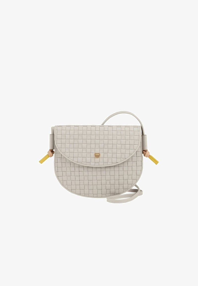 Borsa a tracolla in pelle grigia intrecciata con forma curva, chiusura a patta e accenti gialli sulla tracolla. Presenta dettagli in metallo dorato.