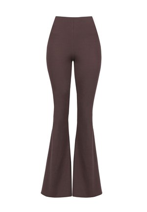 Brązowe spodnie z wysokim stanem, rozszerzane, dopasowane na udach i szerokie na dole, prezentowane na białym tle.