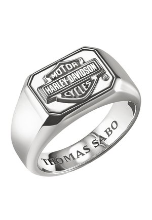 Silberner Siegelring mit erhabenem Harley-Davidson Motor Cycles-Logo oben und "THOMAS SABO" Gravur innen am Band.