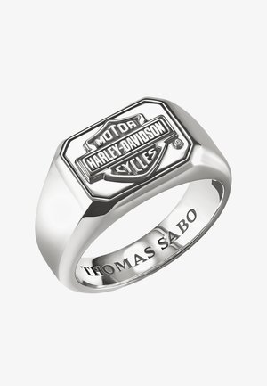 Silberner Siegelring mit erhabenem Harley-Davidson Motor Cycles-Logo oben und "THOMAS SABO" Gravur innen am Band.