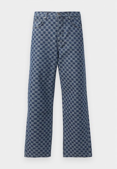 Jeans din denim albastru cu un model geometric repetitiv, cinci buzunare, închidere cu button și un design cu picior evazat.